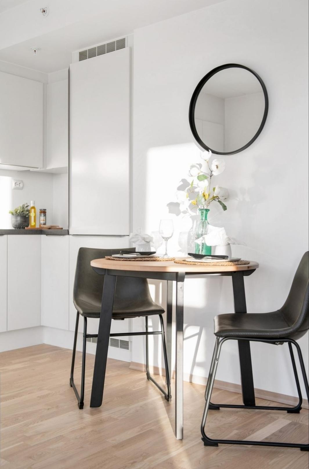 Naturlige soner, som gjør det enkelt å innrede med spisebord. Galleribilde