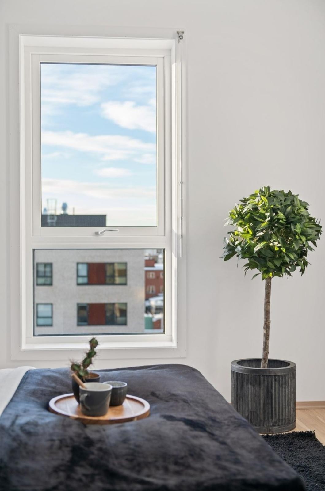 Soverom med store vindusflater og flott utsyn. Galleribilde