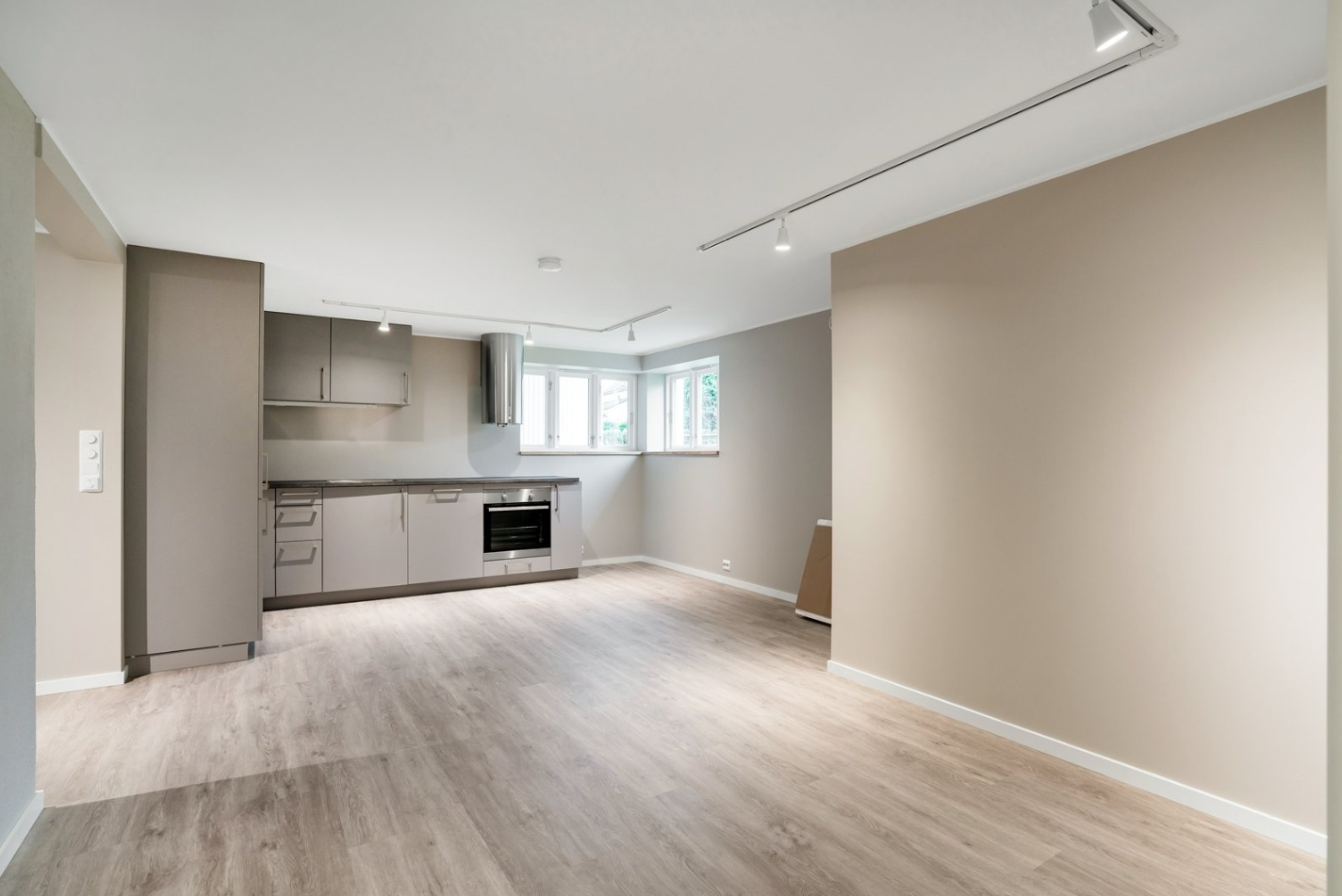 Kjøkken/stue - her er det sofa og spisegruppe med 4 stoler Galleribilde