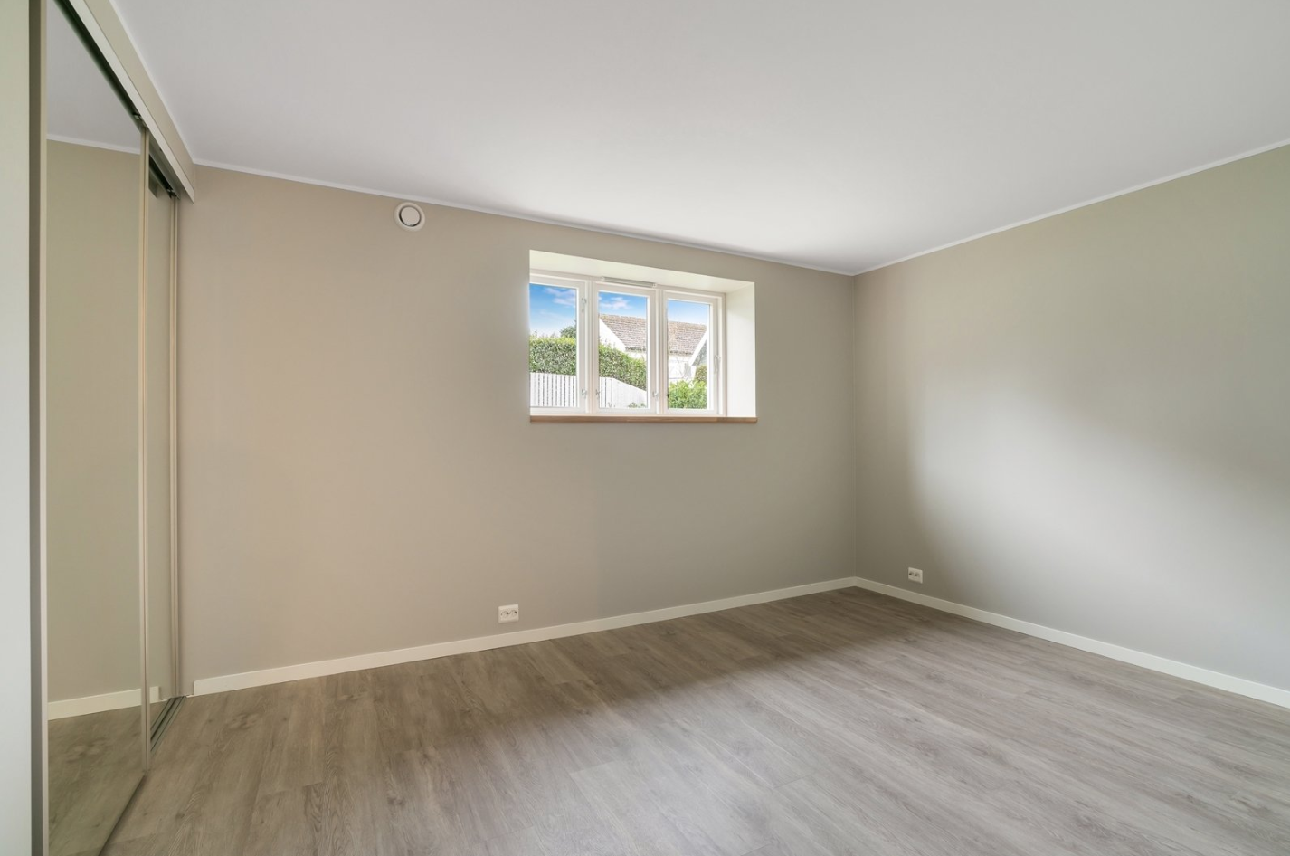 Sov 1; Møblert med 140 cm seng (~dobbel) Galleribilde