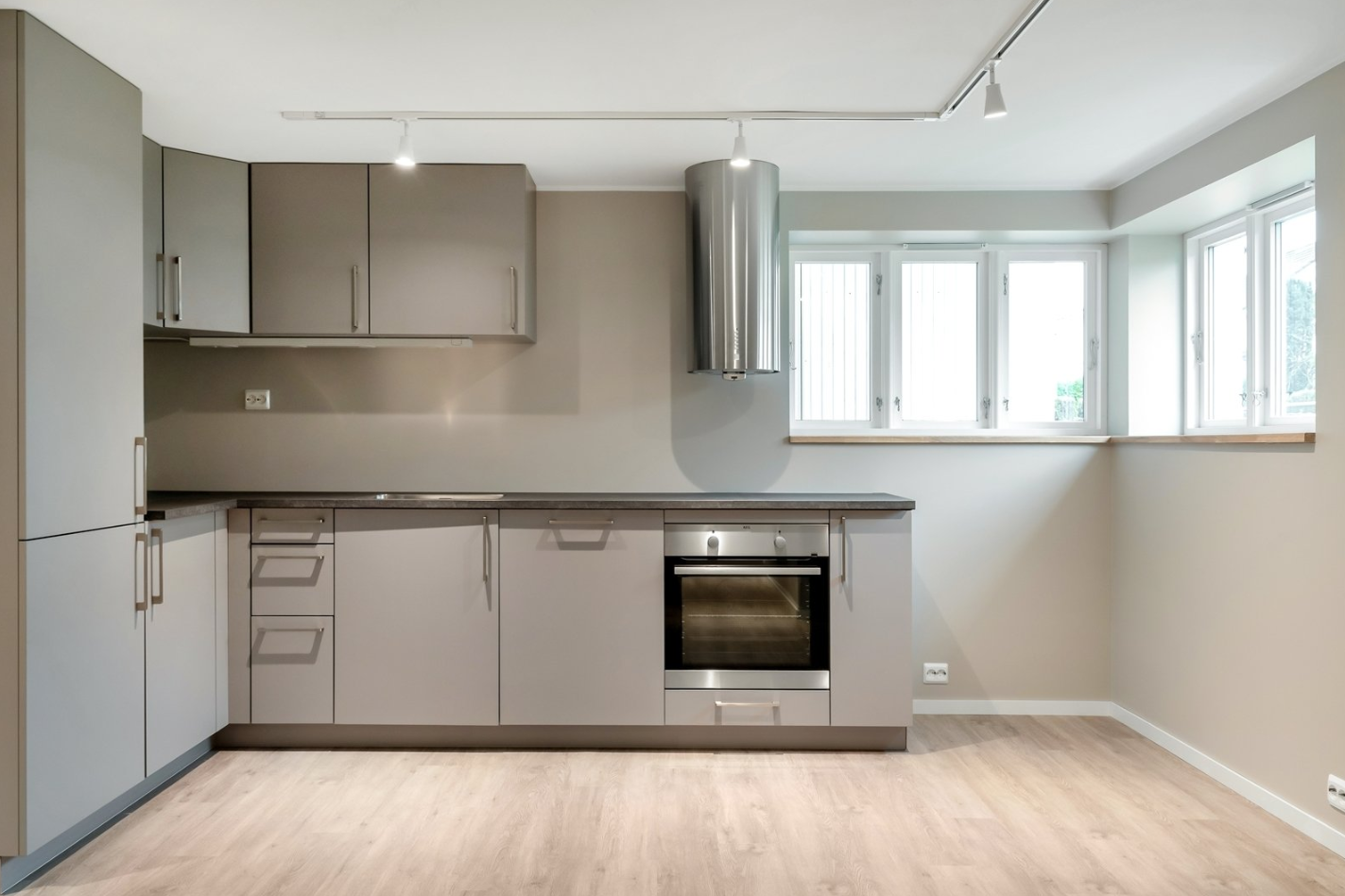 Kjøkken - her er det spisegruppe med 4 stoler, samt nødvendig kjøkkenutstyr Galleribilde