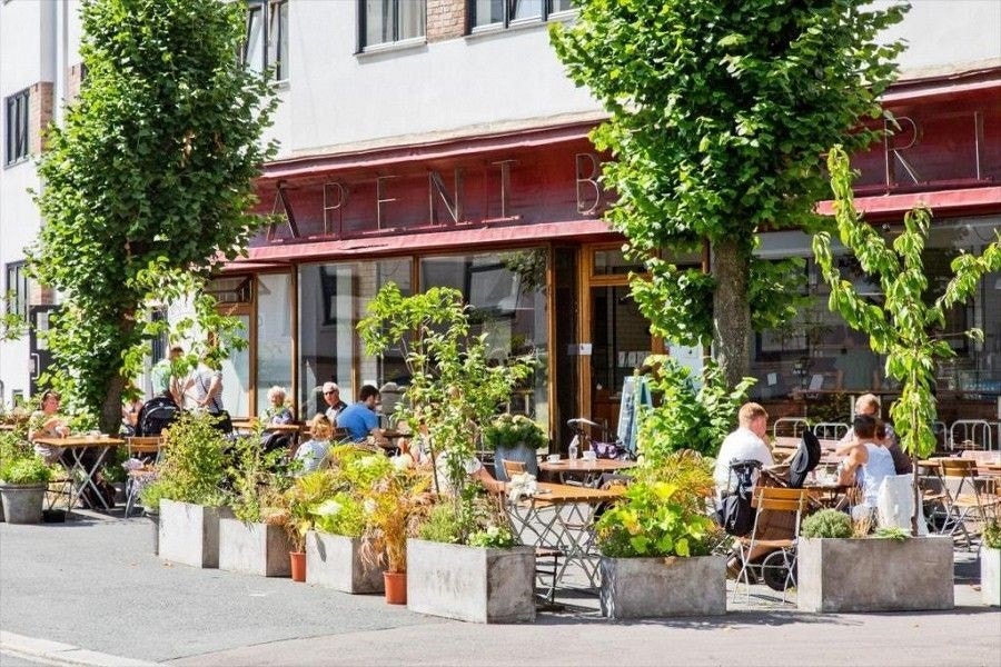 Åpent Bakeri i samme bygg. Forvandles til Lofthus Samvirkelag etter kl 17 og byr på byens beste pizza! Galleribilde