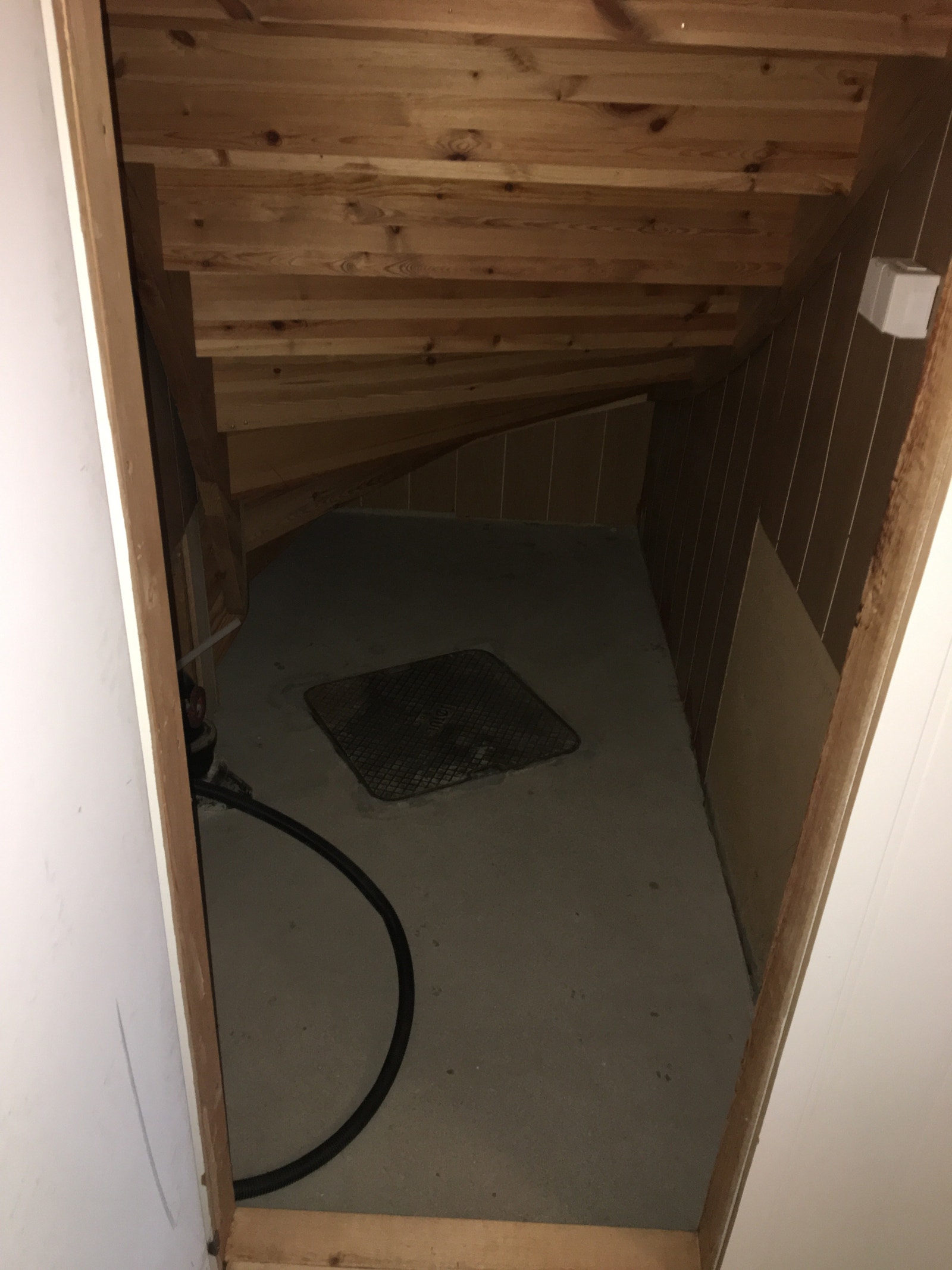 Liten bod under trappen som kan benyttes som lagringsplass Galleribilde