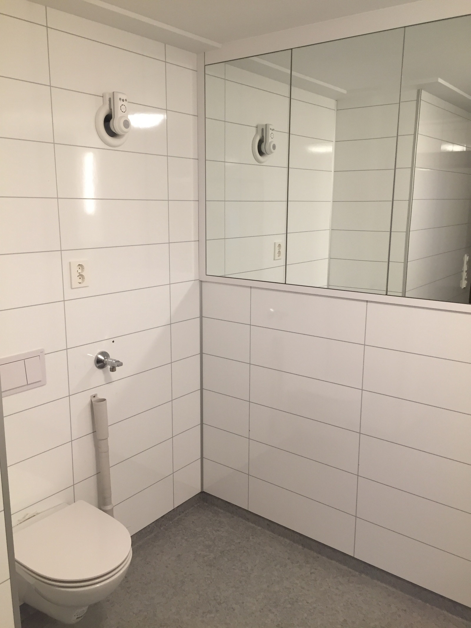 Bad med veggdo Galleribilde