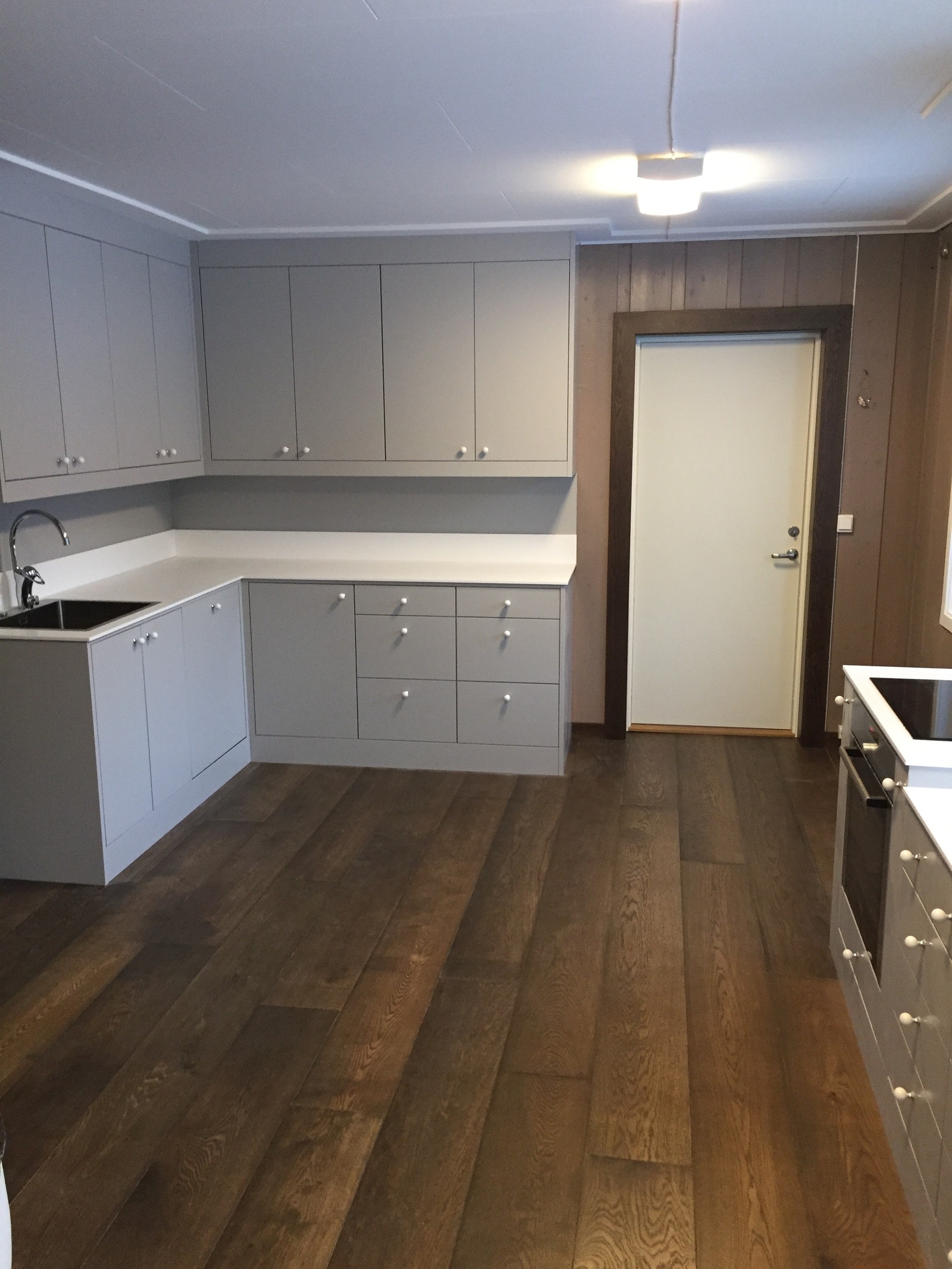 Kjøkkeninnredning med Corean benkeplater. Galleribilde