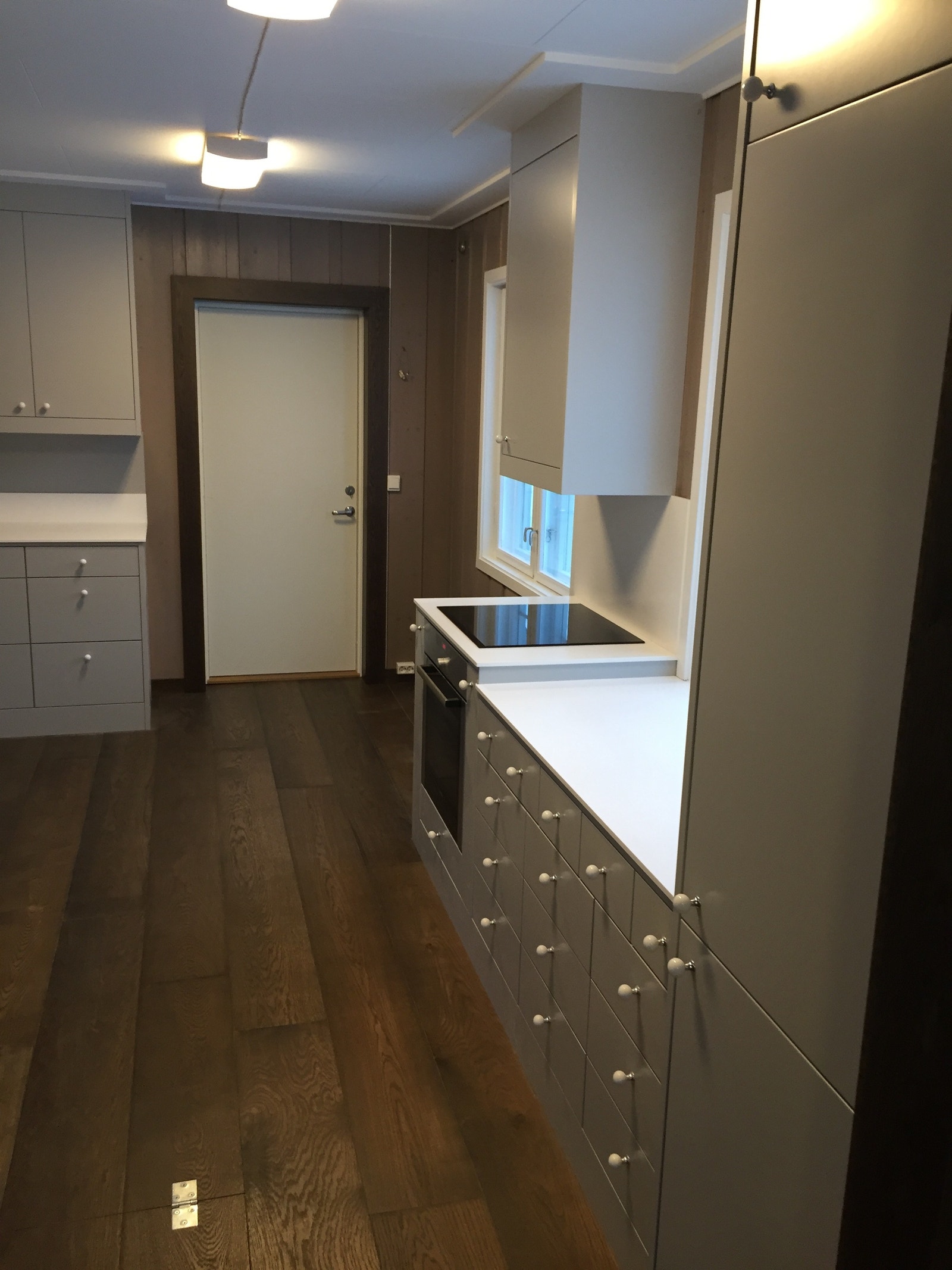 Kjøkken med inntegrert kjøl/frys. Galleribilde