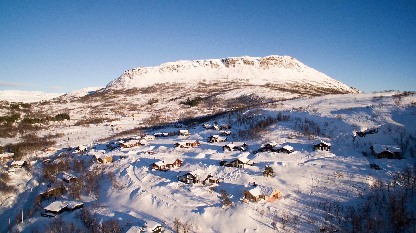 Med fjellet Grytehorga i bakgrunnen mot Øst Galleribilde