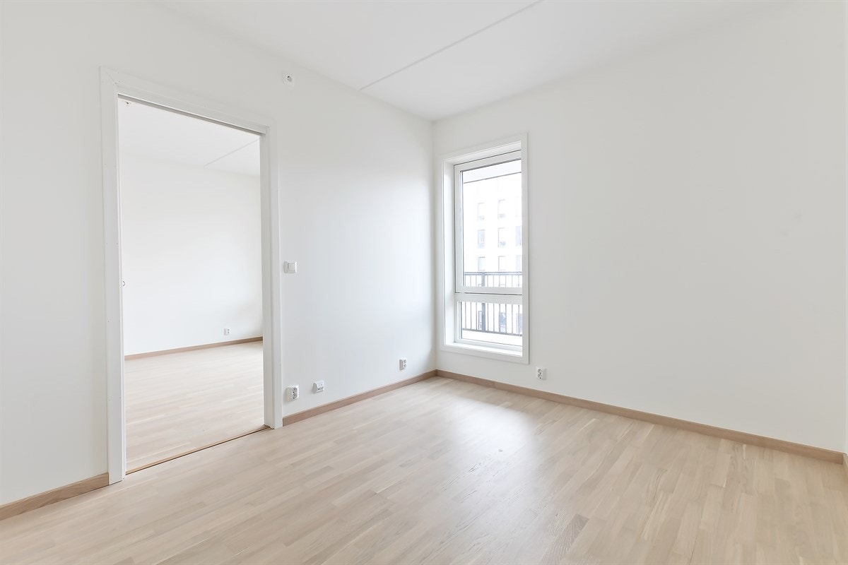 Soverommet er som resten av leiligheten lyst og innbydende, og her har du god plass til å innrede med seng, nattbord og en garderobeløsning. Galleribilde