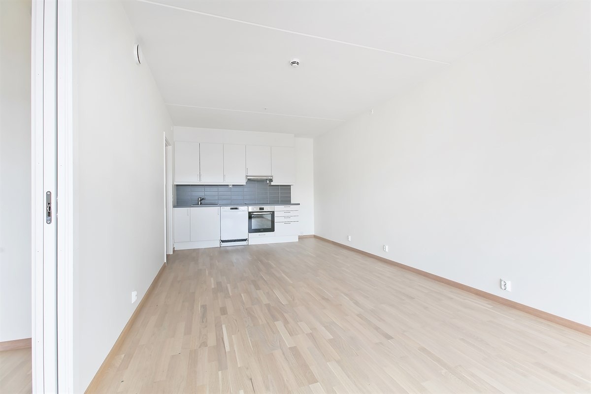 Kjøkkendelen er innredet med Sigdal kjøkkeninnredning med glatte fronter og laminat benkeplate. Galleribilde