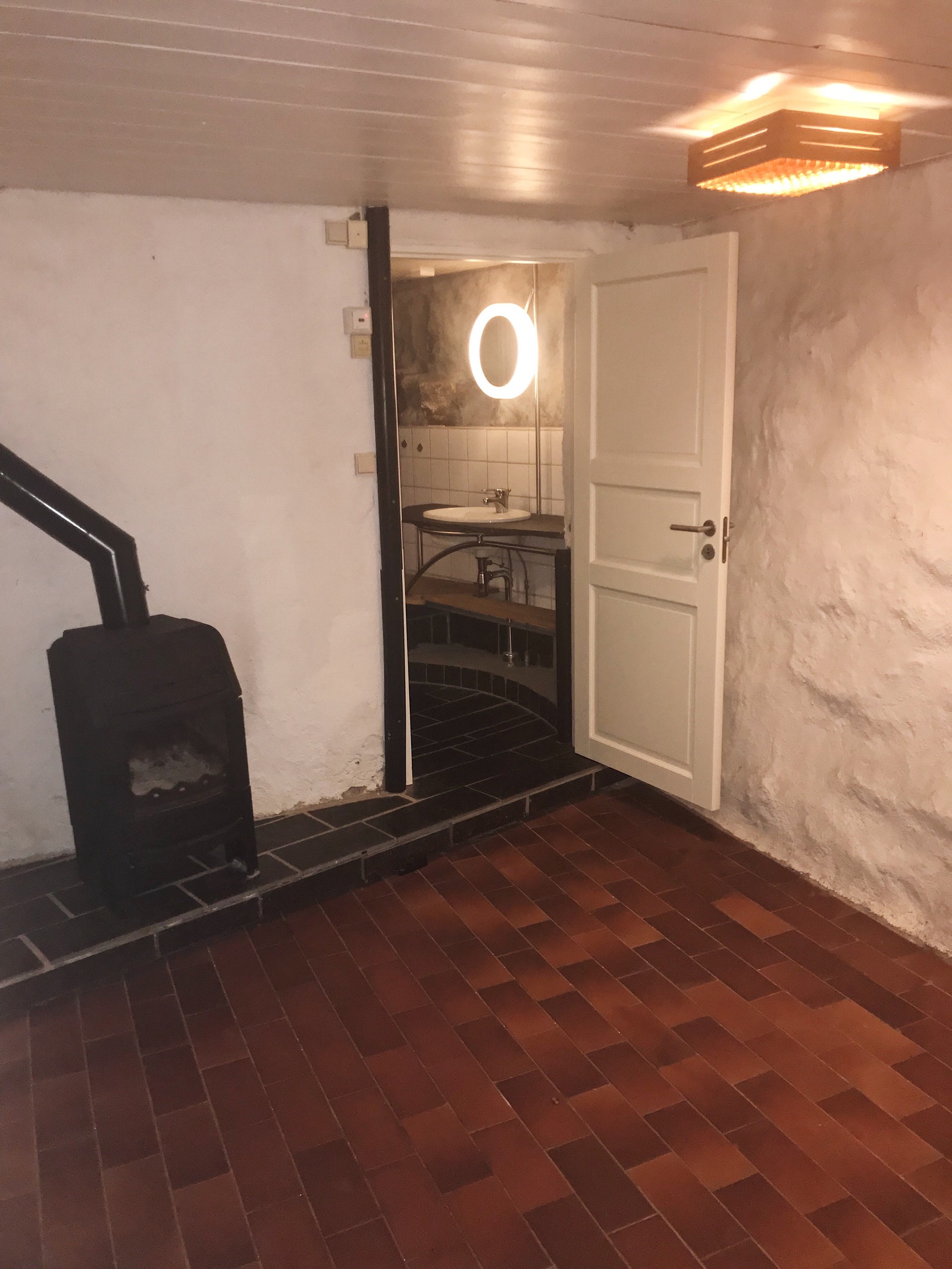 Soveplass med peis og inngang til bad Galleribilde