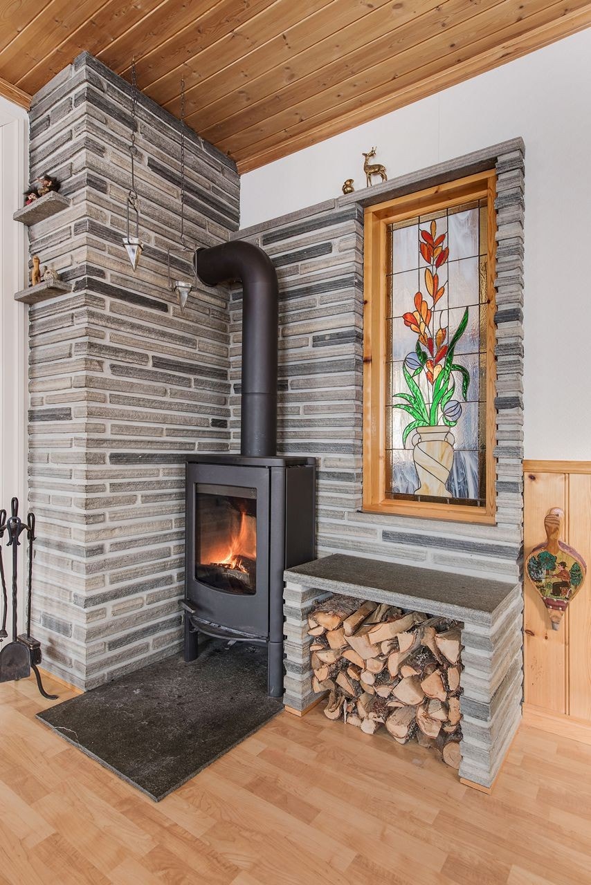 Oppdalsskifer rundt peisovnen. Galleribilde