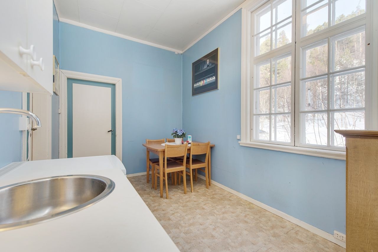 Kjøkken i 1.etg. Fungerer meget godt sammen med resterende rom i etasjen som har blitt brukt til næringsvirksomhet. Galleribilde