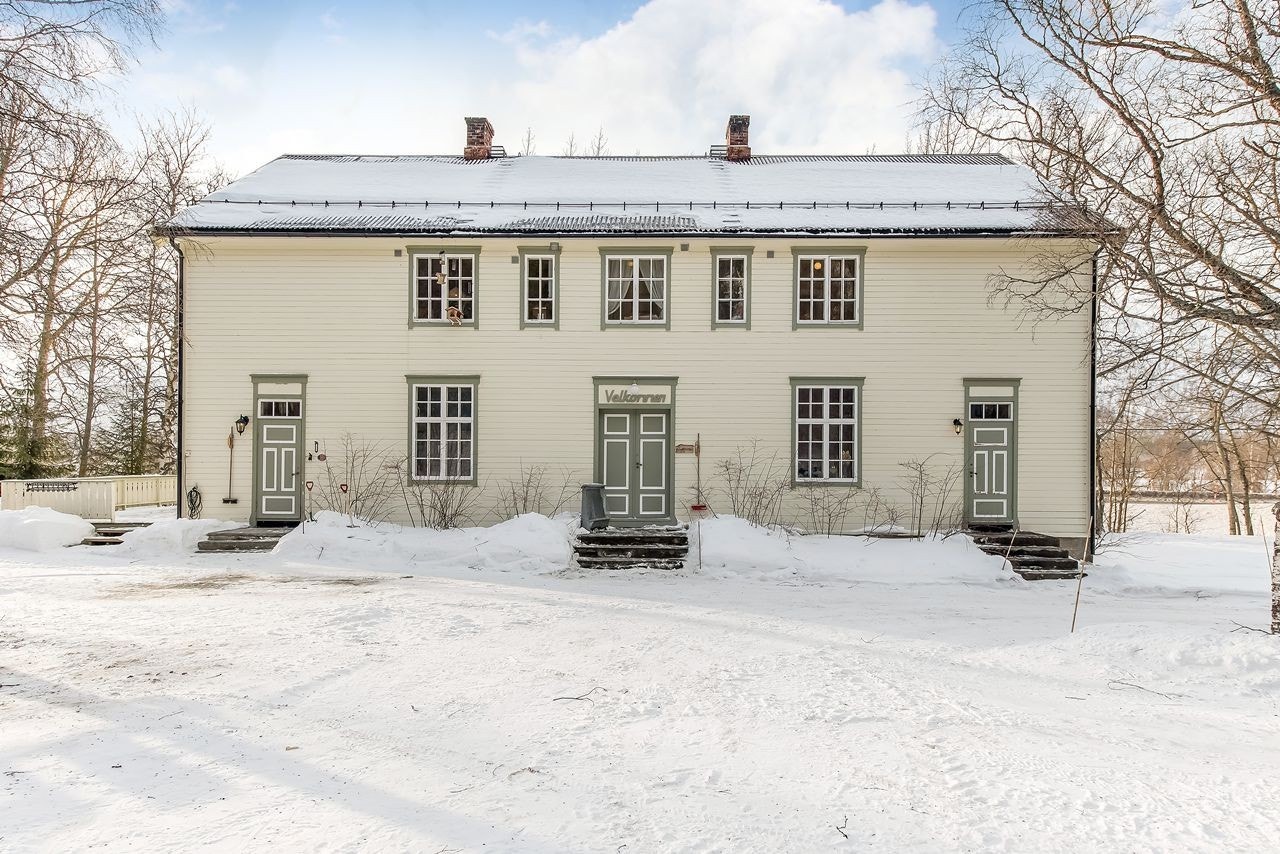 Flott herskapelig fasade. Flere inngangsdører. Galleribilde