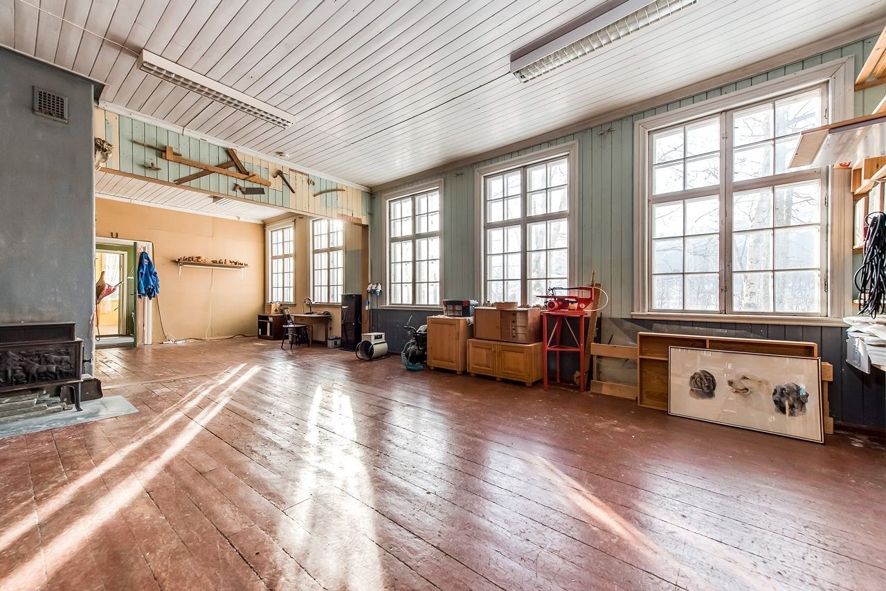 Stort åpent rom i første etasje. Tidligere brukt til næringsvirksomhet. Her har man alle muligheter. Hva med næring eller utleie? Galleribilde