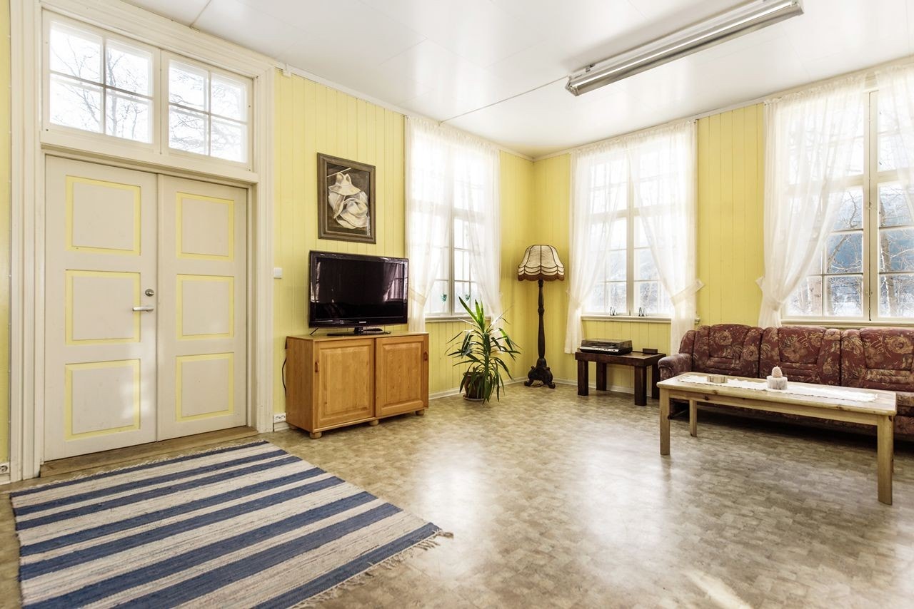 Stor stue med god takhøyde i 1.etg. Galleribilde