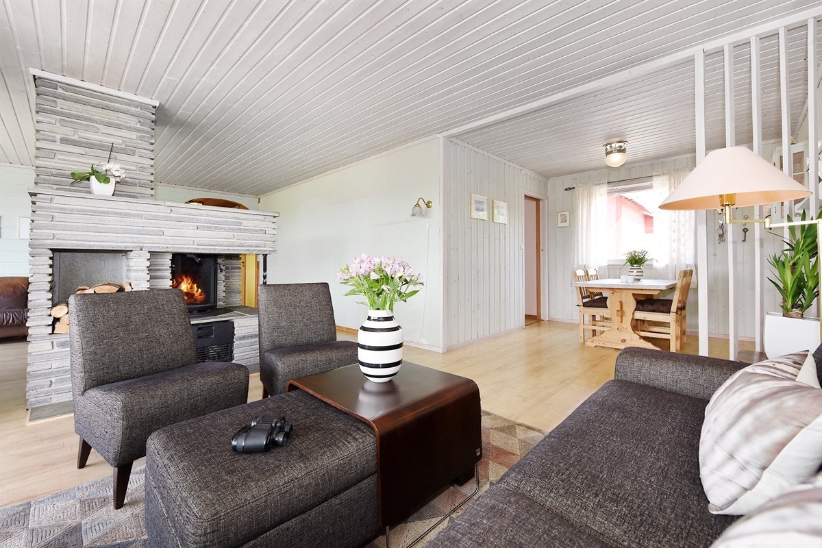 Rommet har tre naturlige soner; spisestuedel, peisestue og tv-stue. Galleribilde