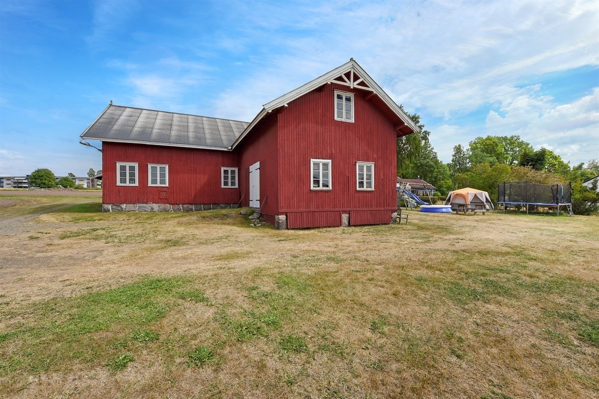 Eget sikringsskap med porselenssikringer i låven. Galleribilde