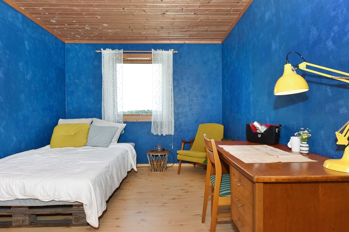 Tre av boligens fire soverom har plassbygde garderobeskap. Galleribilde