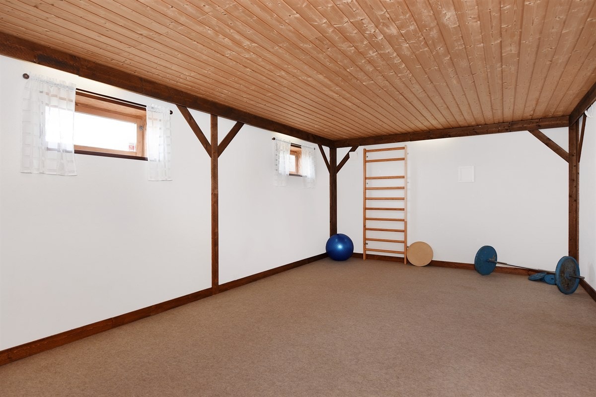 Kjelleren består i dag av tapperom, trim/allrom, kjellerstue og 2 stk boder. Galleribilde