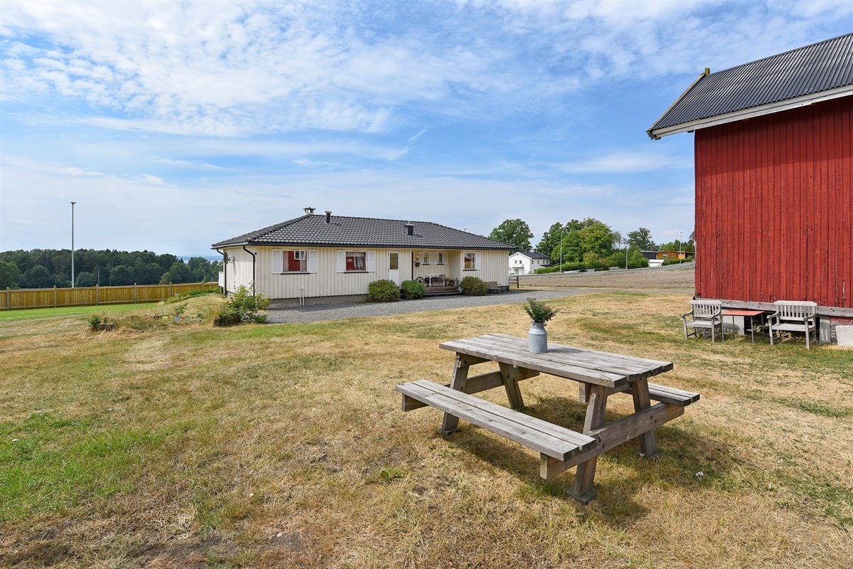 Med en idyllisk, landlig beliggenhet, og umiddelbar nærhet til byen, kan ikke denne småbrukspregede eiendommen kalles noe annet enn unik. Galleribilde