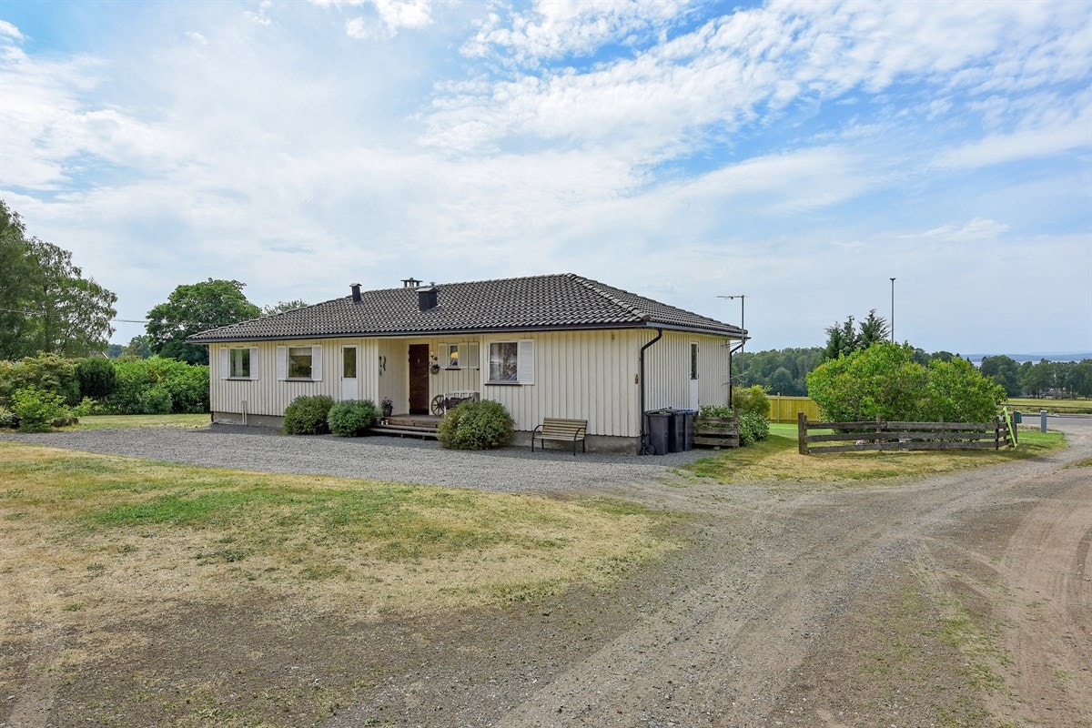 Gårdsplassen og veien frem til boligen har gruset areal av god størrelse med plass for flere biler, i tillegg til parkering i låvebygget. Galleribilde
