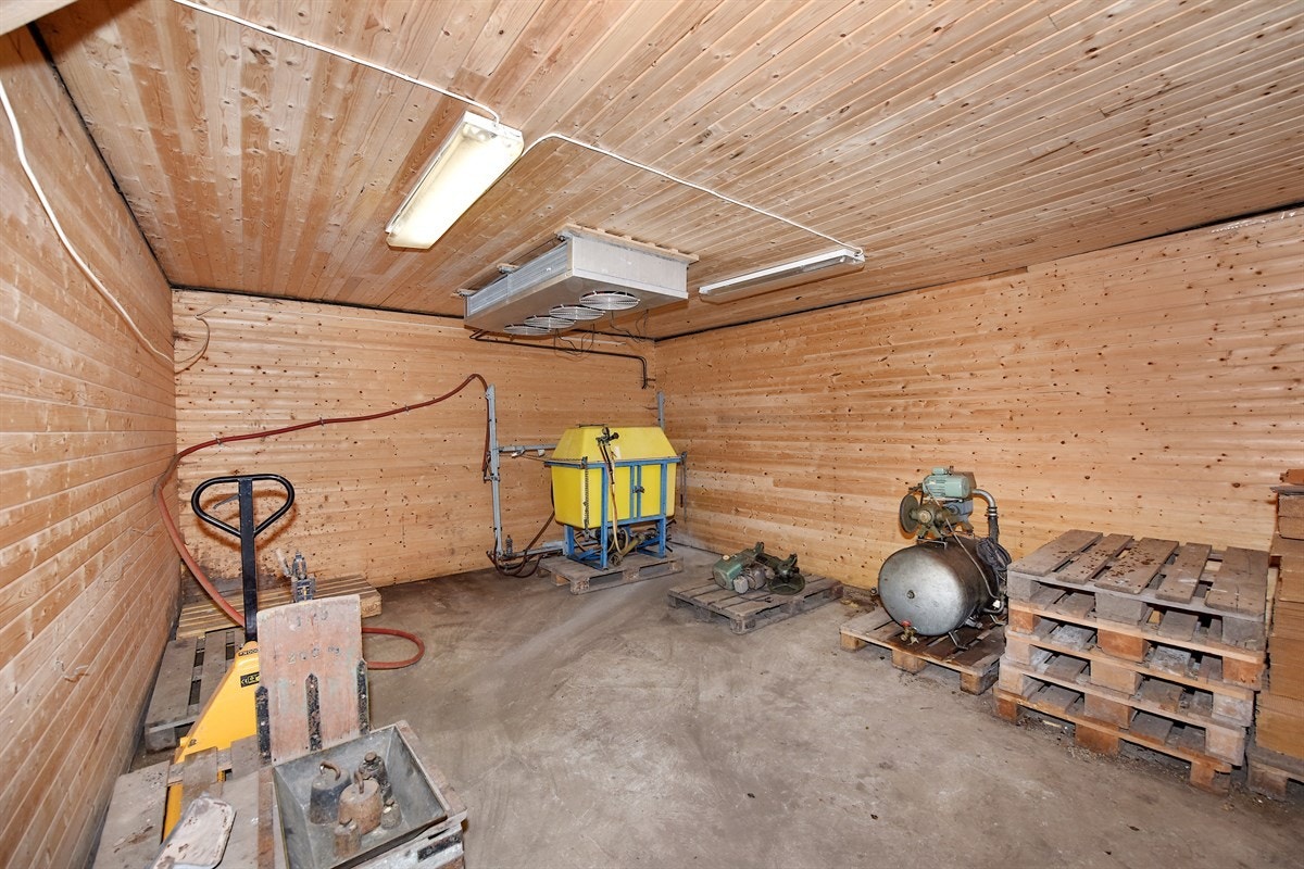 Låven består av garasjerom, verksted, gang, 2 stk boder, utedo, bod/lager og kjølerom i 1. etasje. Galleribilde