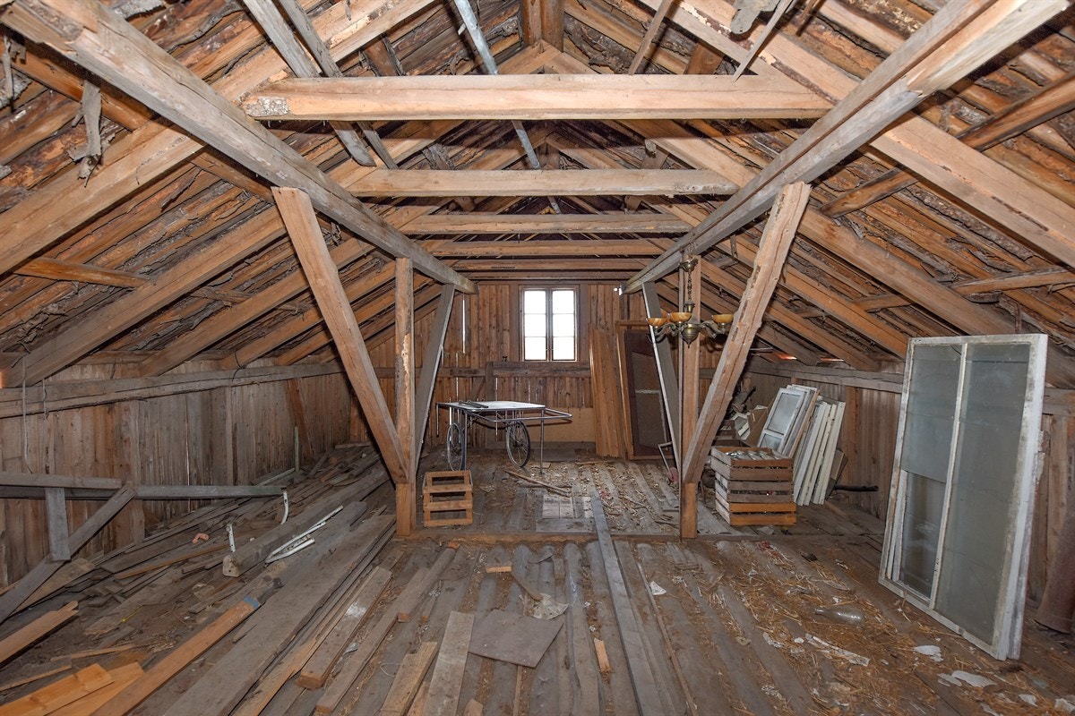 2. etasje i låven består av 3 stk lager-rom. Galleribilde