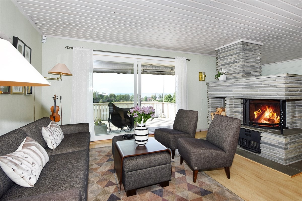 Stor plassbygget skiferpeis i stuen. Galleribilde