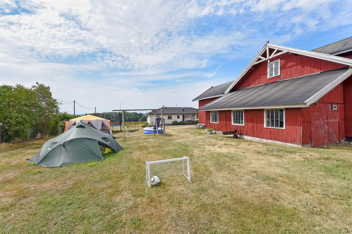 Tomten har et areal på ca. 2845 m² og er opparbeidet med plen og div beplantning. Galleribilde