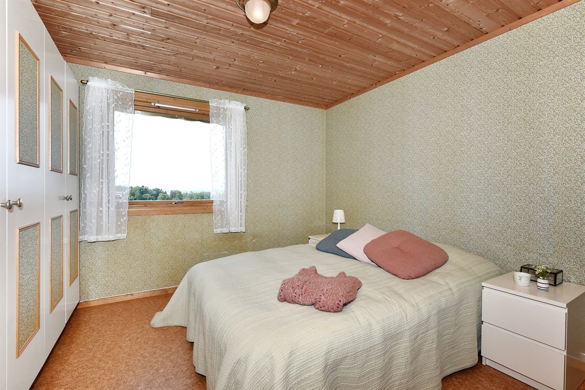 Hovedsoverommet er stort og luftig med god plass til dobbeltseng og tilhørende møblement. Galleribilde