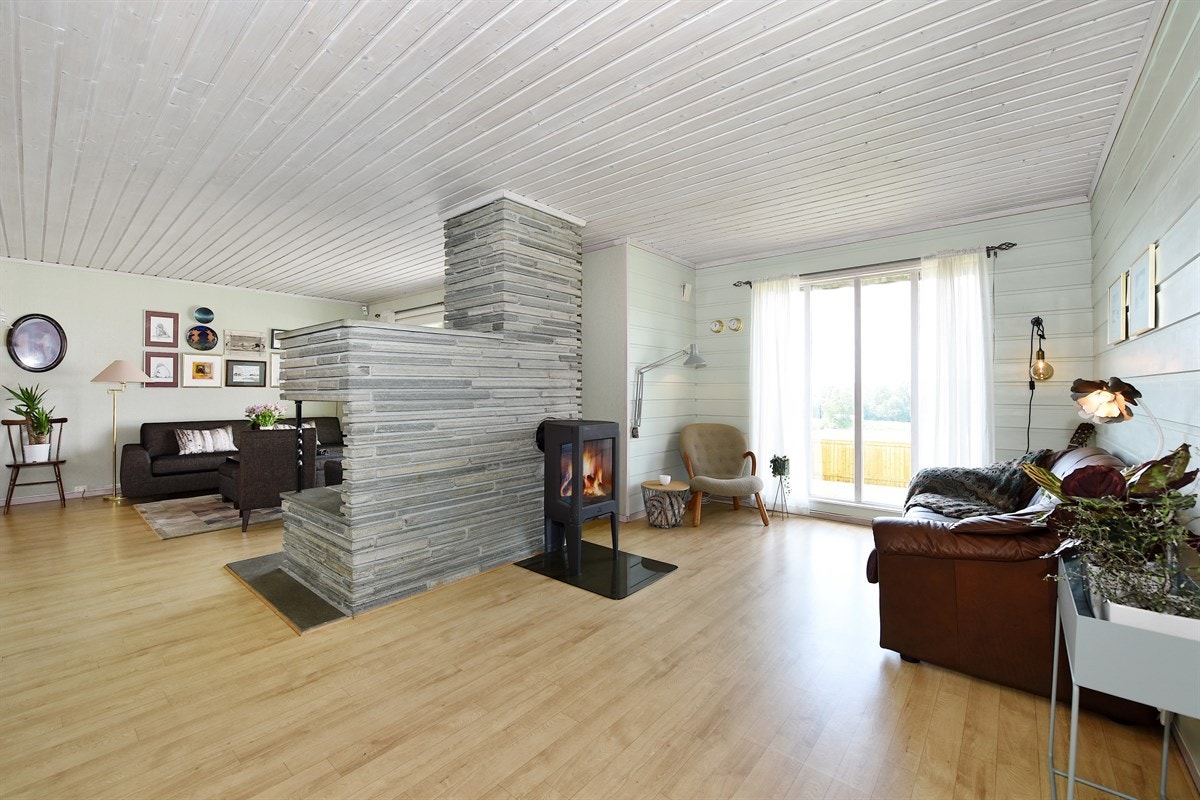 Stuen er romslig og gir et innbydende inntrykk med duse farger og mye lysinnslipp. Galleribilde