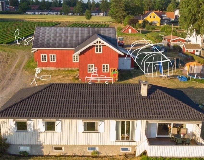 Gården var i flere tiår et gartneri, med to store drivhus mellom våningshuset og låven. Det er lett å forestille seg følelsen av hvordan det har vært å vokse opp og leve på et slikt sted. Galleribilde