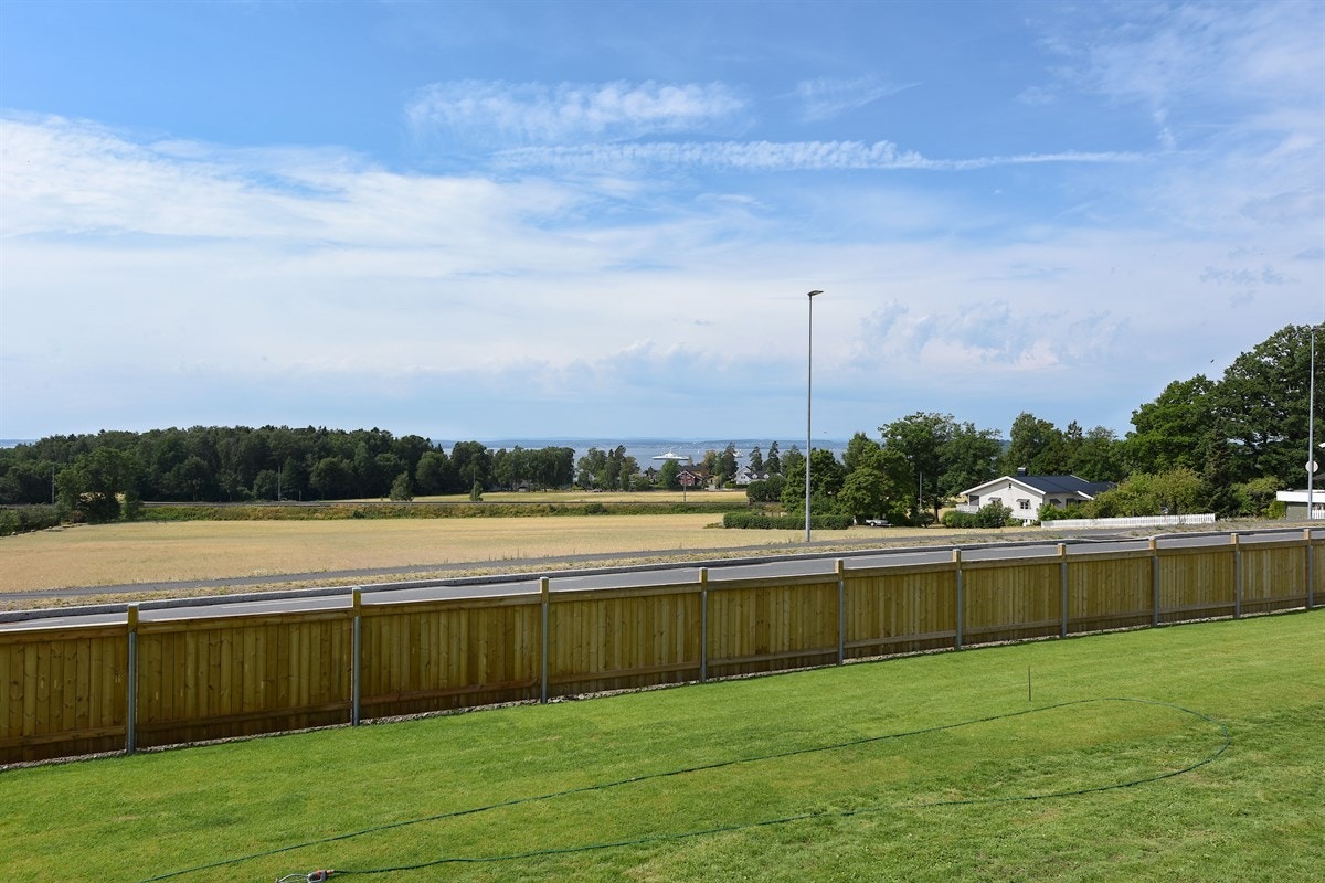 Eiendommen er romslig og luftig, og har sol fra oppgang til nedgang, med utsikt over Oslofjorden og åkerlandskap. Galleribilde