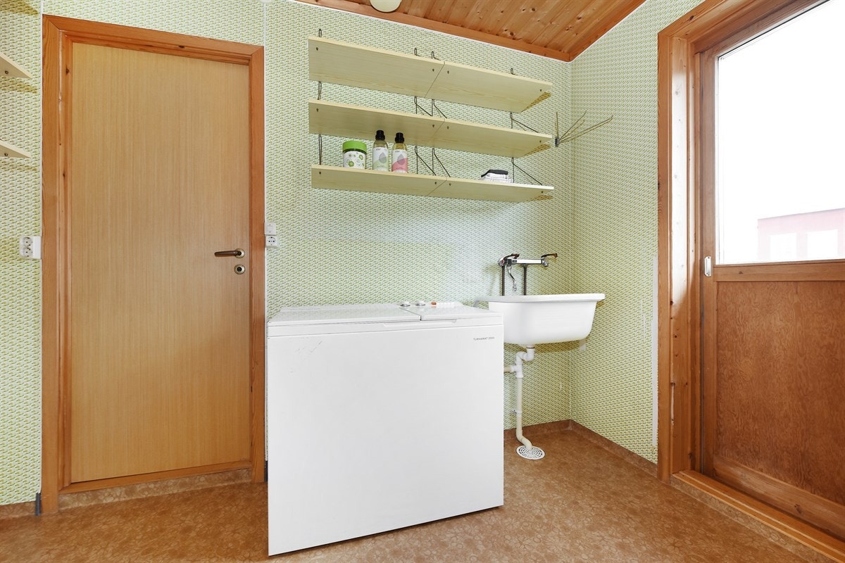 I tilknytning til kjøkkenet finner du vaskerommet, som også har dør ut mot hagen. Galleribilde