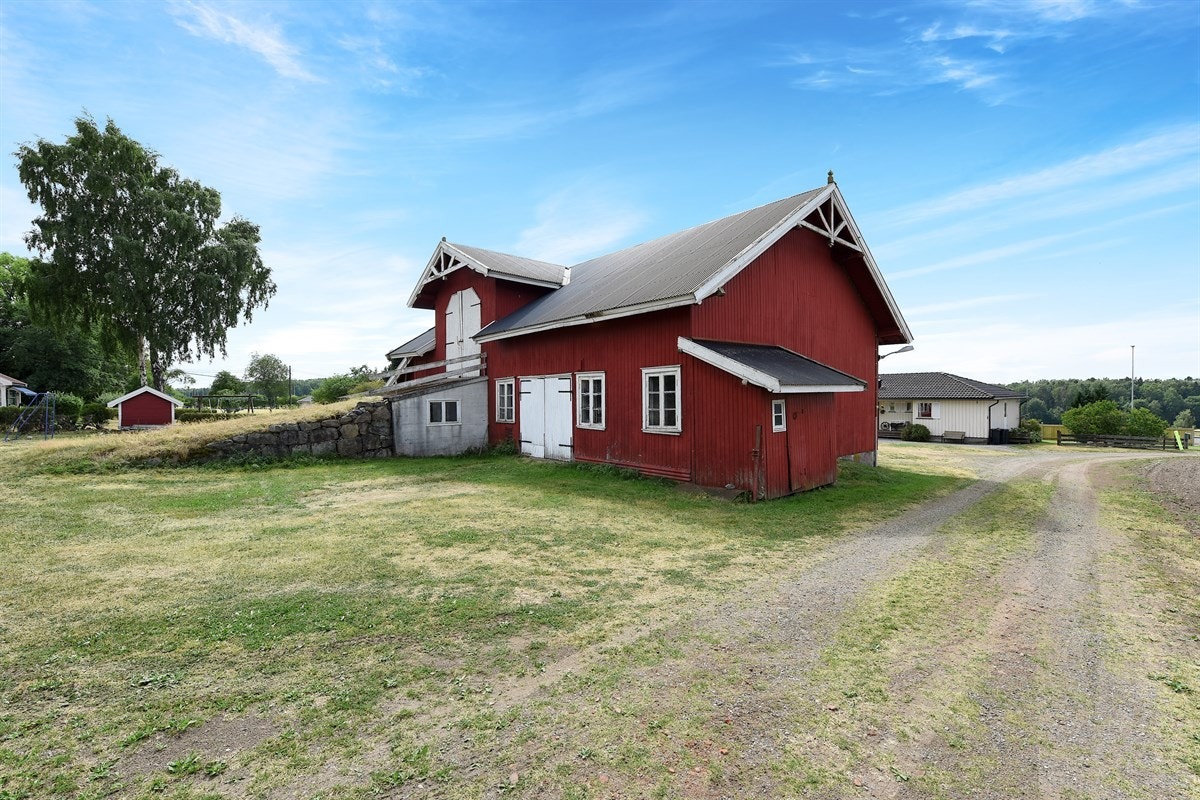 Det står en stor låve fra tidlig 1900-tallet på eiendommen. Galleribilde