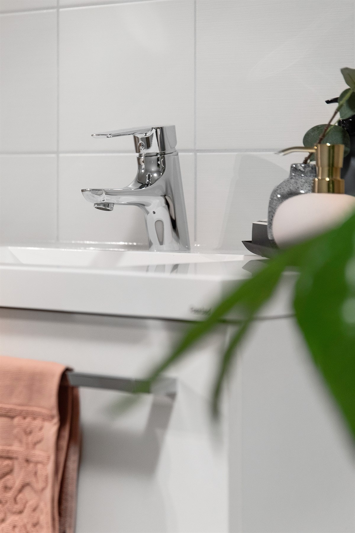 Videre er badet utstyrt med vegghengt wc og opplegg for vaskemaskin. Galleribilde