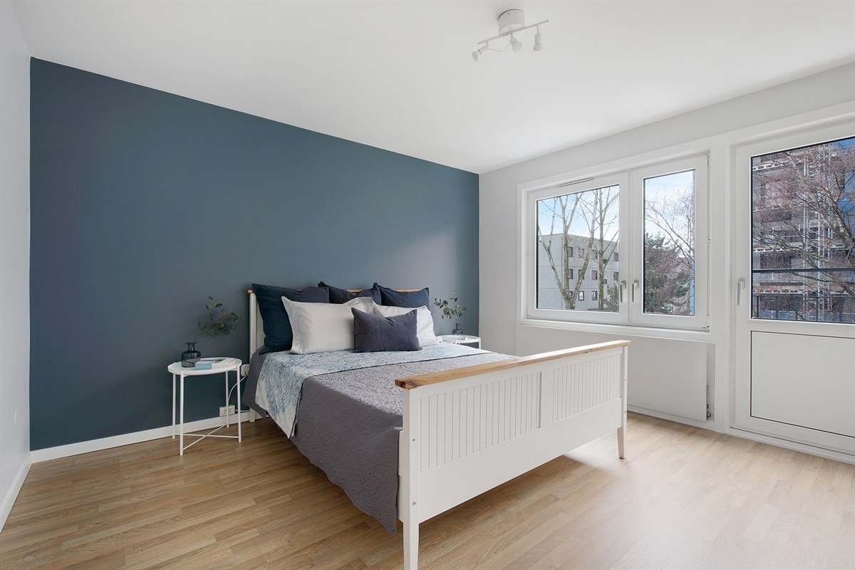 Hovedsoverom med god plass til dobbeltseng. Fransk balkong på hovedsoverom. Galleribilde