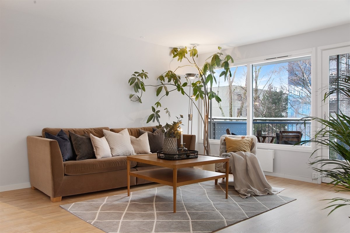 Stuen har en god størrelse og store vindusflater som slipper inn rikelig med naturlig lys. Galleribilde