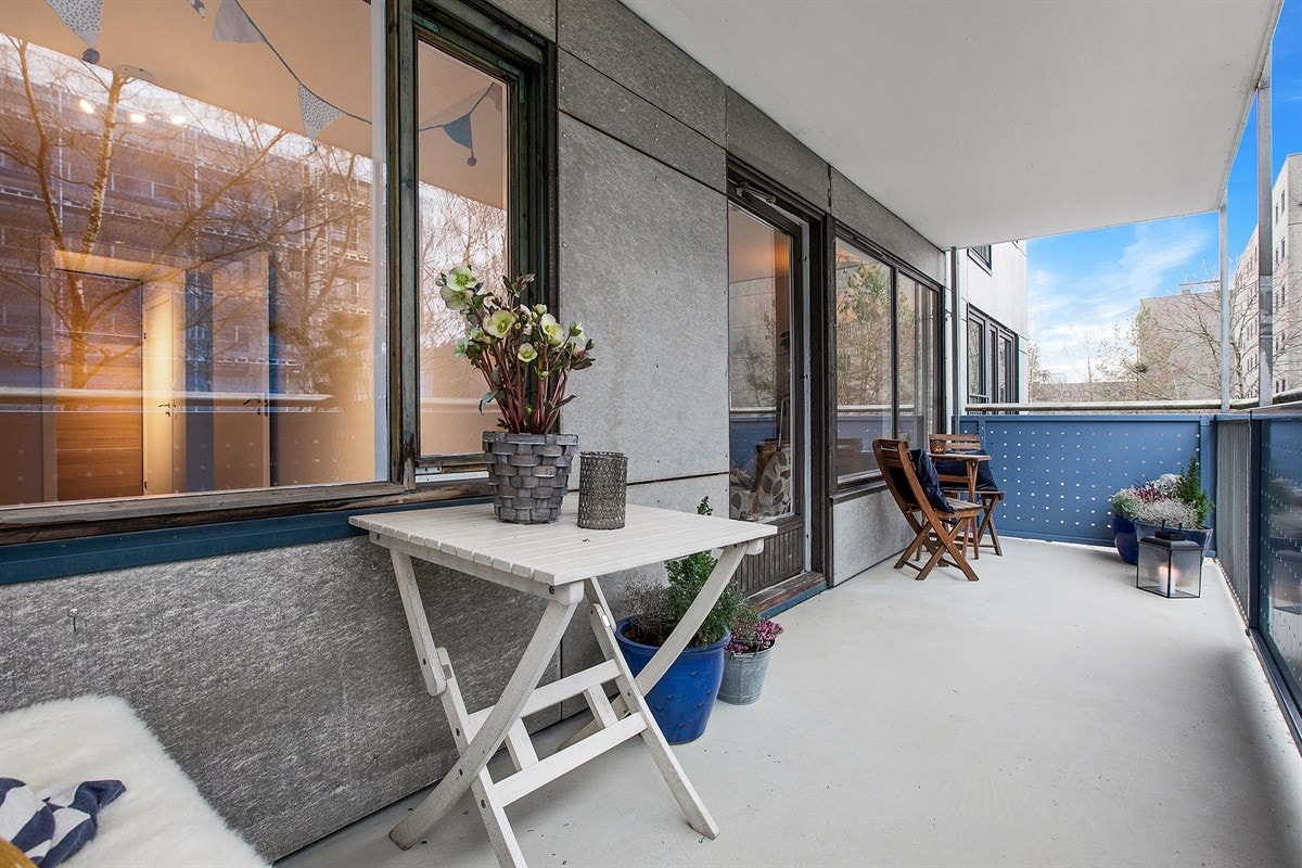 Balkongen har en fin størrelse hvor du har plass til utemøblement og grill. Galleribilde