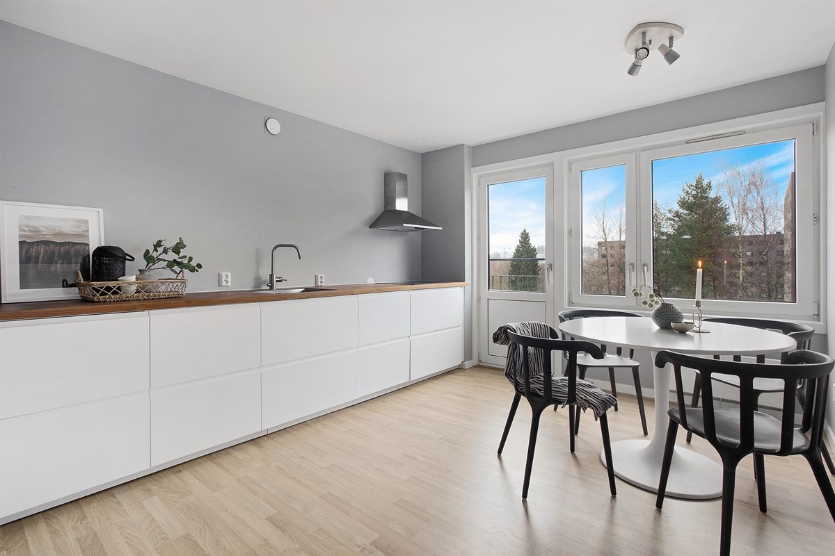 Separat og romslig spisekjøkken med plass til spisebord og tilhørende møblement. Galleribilde