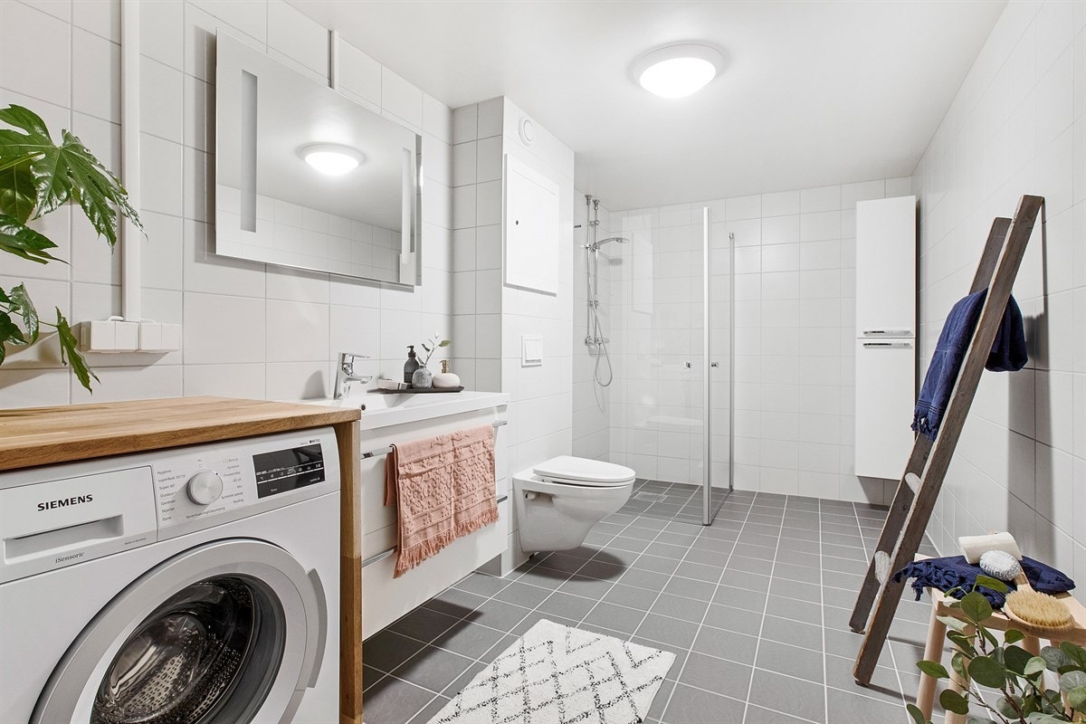 Bad rehabilitert i regi av borettslaget i 2018. Badet har en god størrelse, fliser på gulv og vegger, samt gulvvarme. Galleribilde