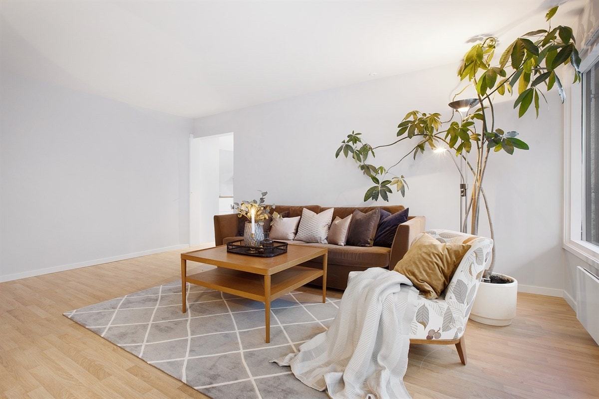 Det er god plass til sofa - og tv-gruppe i tillegg til oppbevaringsmøbler. Galleribilde