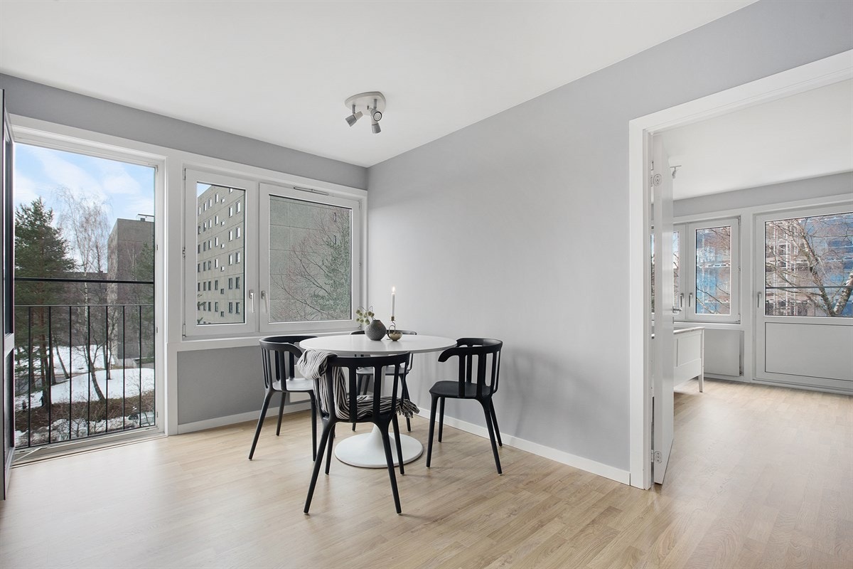 Store vinduer på kjøkken som gir en lys og koselig atmosfære, her har du i tillegg en fransk balkong som gir gode utluftingsmuligheter. Galleribilde