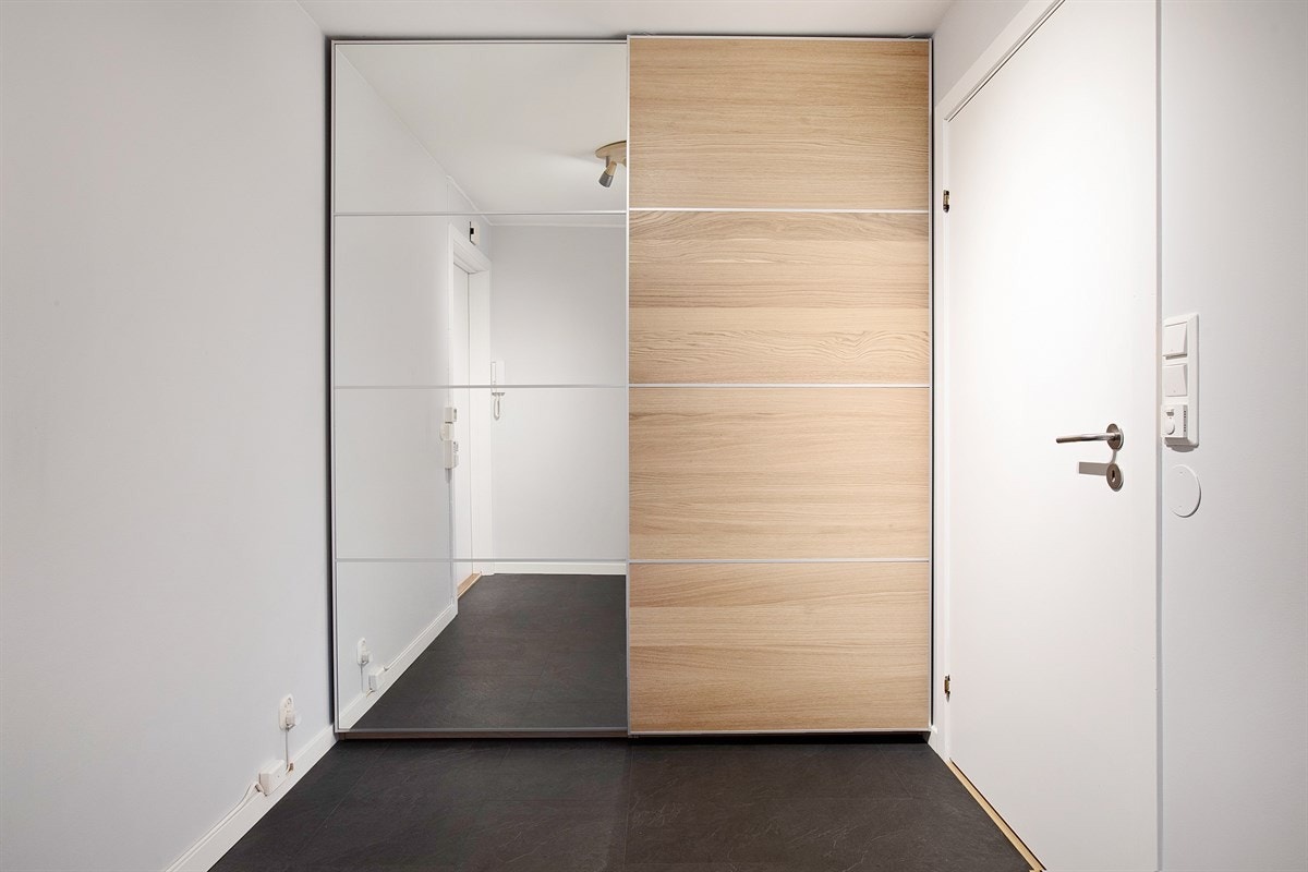 Ny skyvedørdsgarderobe og nytt gulv med gulvvarme i entré. Galleribilde