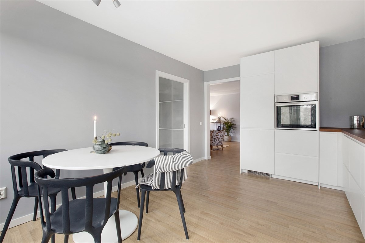 Videre er kjøkkenet utstyrt med integrert oppvaskmaskin, frys/kjøl og komfyr med induksjon koketopp. Ventilator med kullfilter. Galleribilde