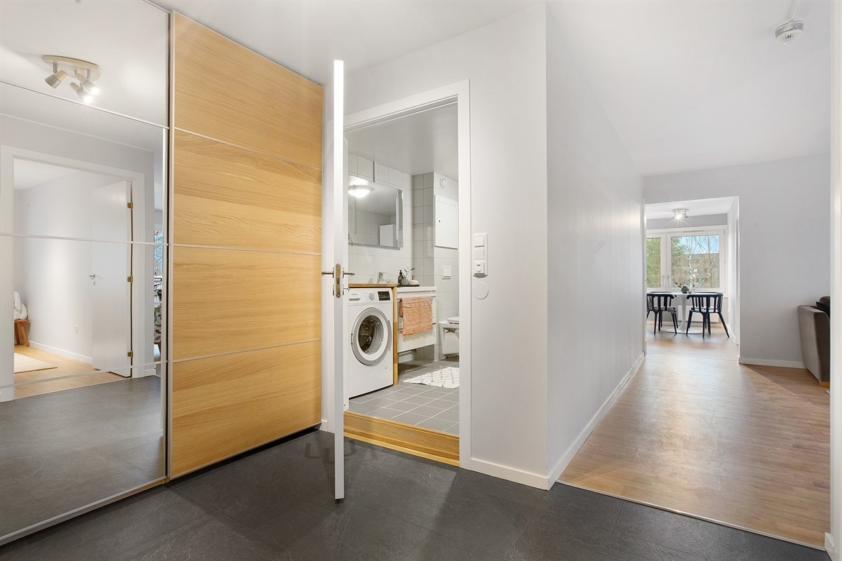 Innbydende, flislagt entré med gulvvarme og god plass til oppbevaring av sko - og ytterbekledning. Galleribilde