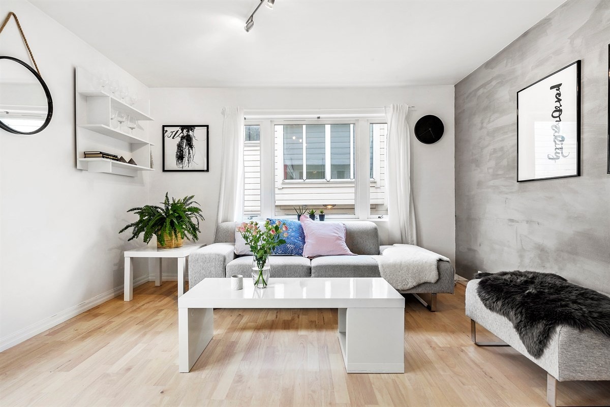 Her er det satt inn en sofa med sjesalong samt et salongbord som med enkle grep kan gjøres om til spisebord Galleribilde