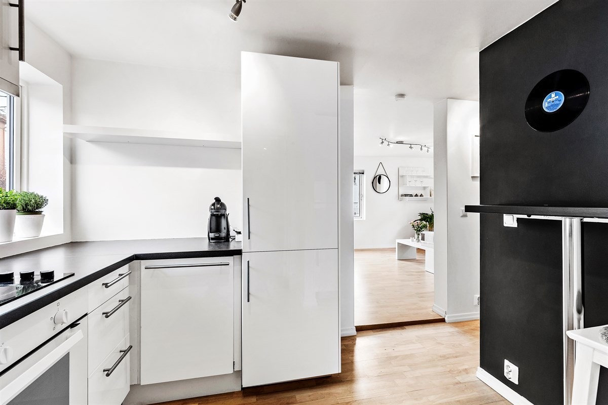 Integrert kombiskap på kjøkkenet (kjøl og frys) samt oppvaskemaskin Galleribilde