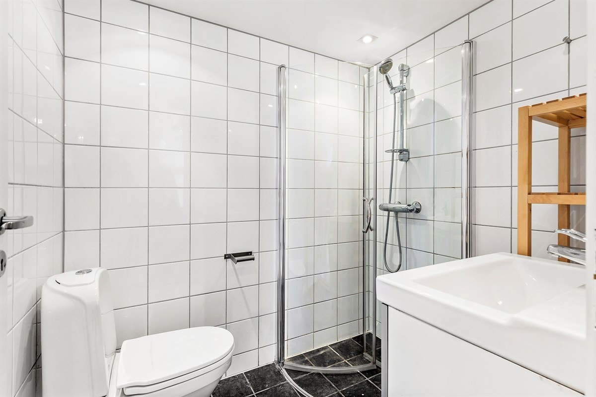 Flislagt bad med dusj-hjørne Galleribilde