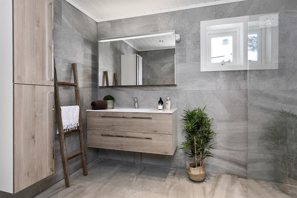 Av hvitevarer har kjøkkenet koketopp, stekeovn, kjøleskap, fryser og oppvaskmaskin i integrert utførelse. Galleribilde